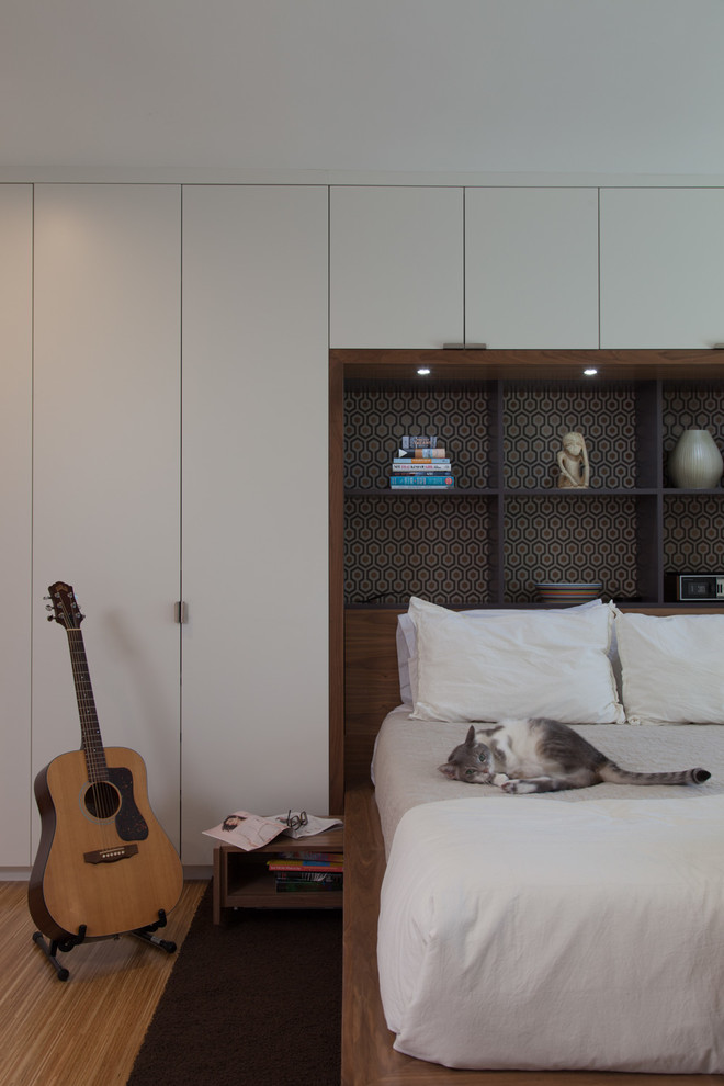ロサンゼルスにあるミッドセンチュリースタイルのおしゃれな主寝室 (白い壁、淡色無垢フローリング)