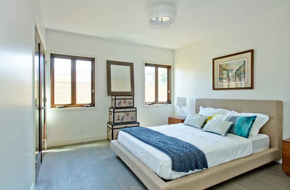 Foto di una camera da letto tradizionale con pareti bianche e parquet scuro