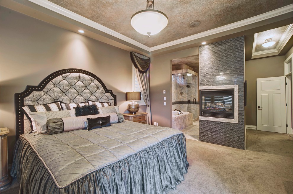 Cette image montre une grande chambre vintage avec un mur gris, une cheminée standard et un manteau de cheminée en brique.