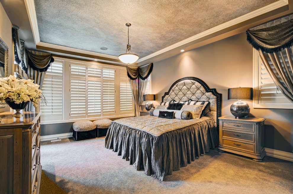 Стильный дизайн: большая хозяйская спальня в викторианском стиле с серыми стенами, ковровым покрытием, стандартным камином и фасадом камина из кирпича - последний тренд