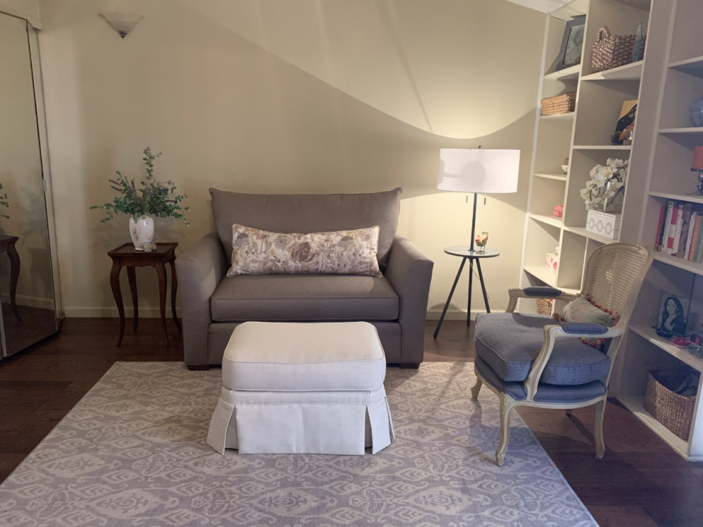 Exemple d'une petite chambre avec un mur beige, parquet foncé et un sol marron.