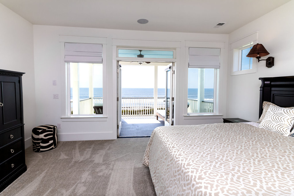 Idee per una camera matrimoniale costiera di medie dimensioni con pareti bianche, moquette, nessun camino e pavimento beige