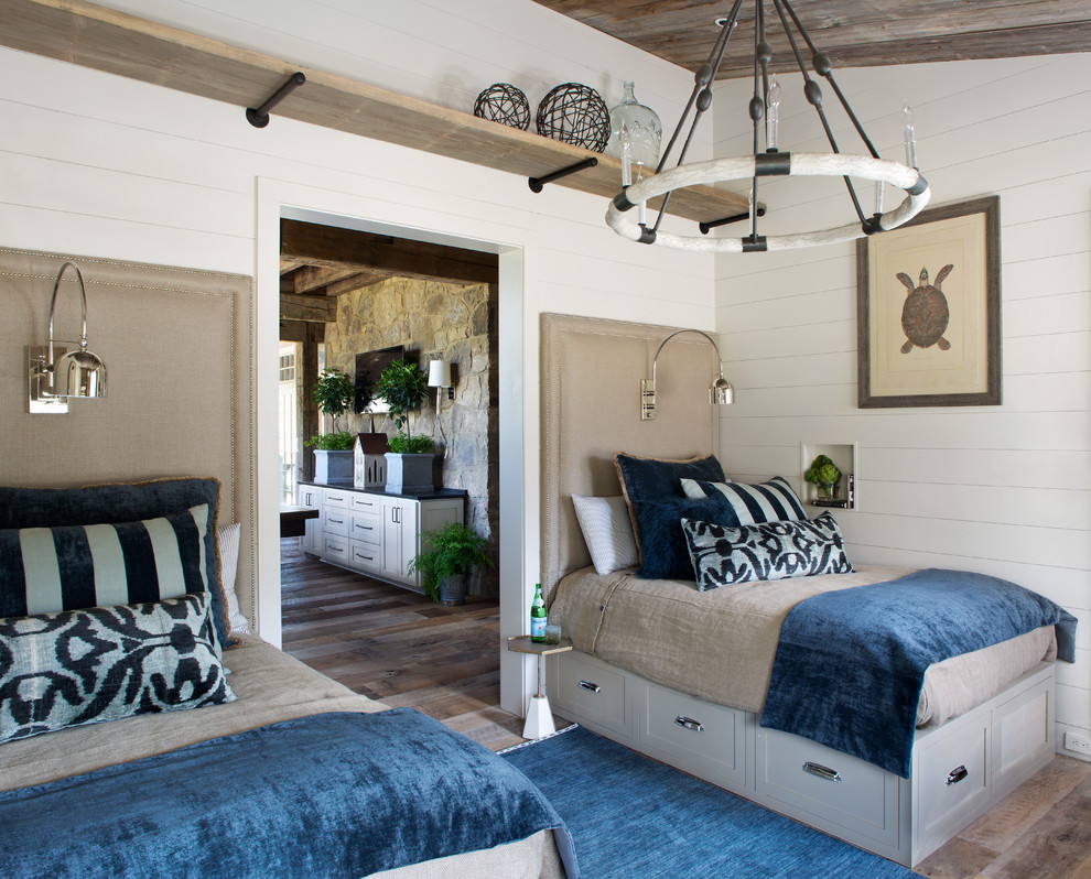 Diseño de habitación de invitados de estilo de casa de campo de tamaño medio sin chimenea con paredes blancas, suelo de madera oscura y suelo marrón