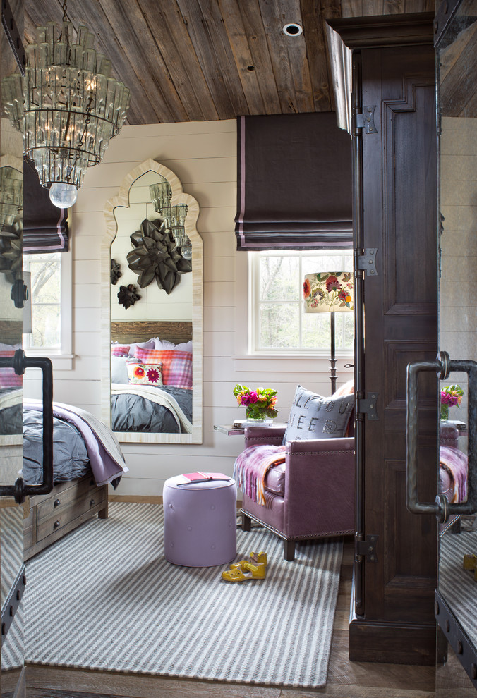 На фото: гостевая спальня среднего размера, (комната для гостей) в стиле фьюжн с белыми стенами, темным паркетным полом и коричневым полом без камина