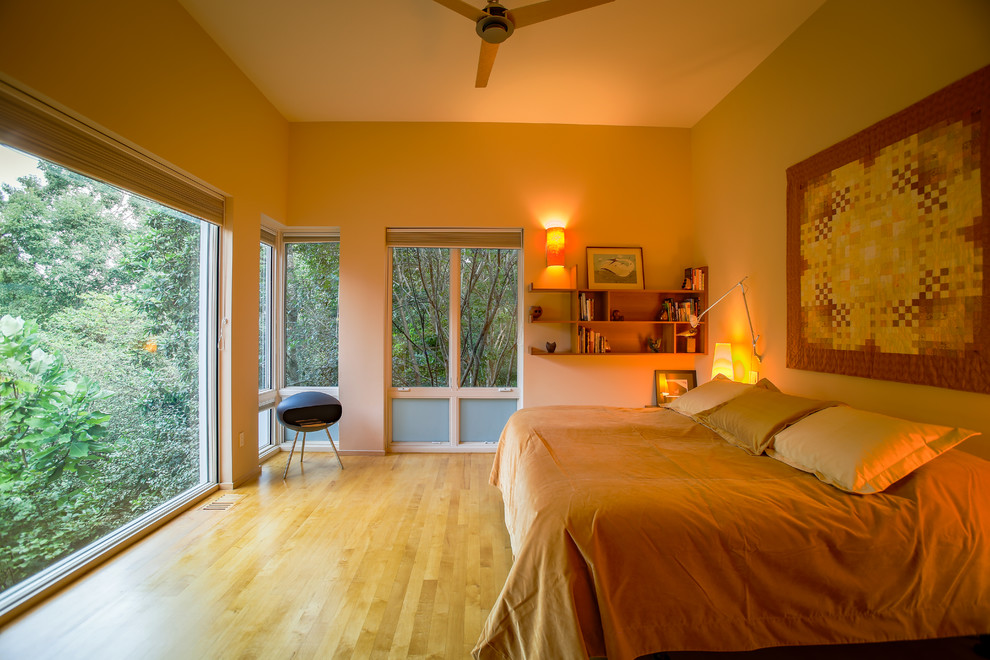 ローリーにある中くらいなコンテンポラリースタイルのおしゃれな主寝室 (淡色無垢フローリング) のインテリア