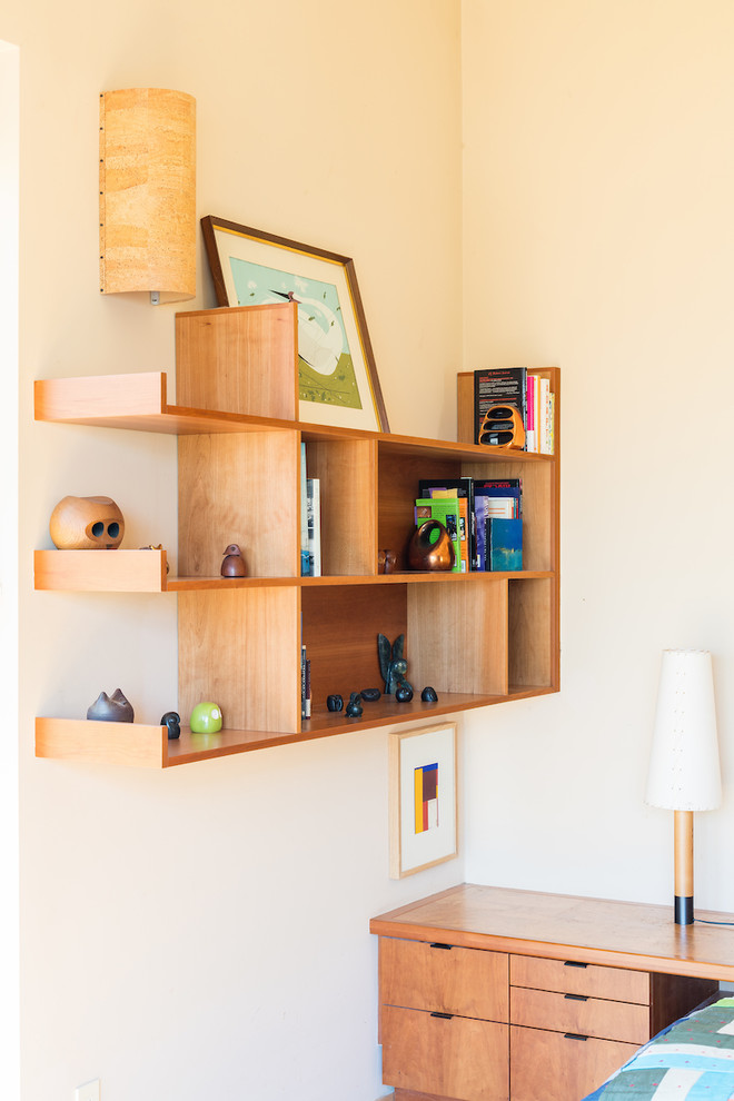 Inspiration pour une chambre parentale minimaliste de taille moyenne avec un mur beige et parquet clair.