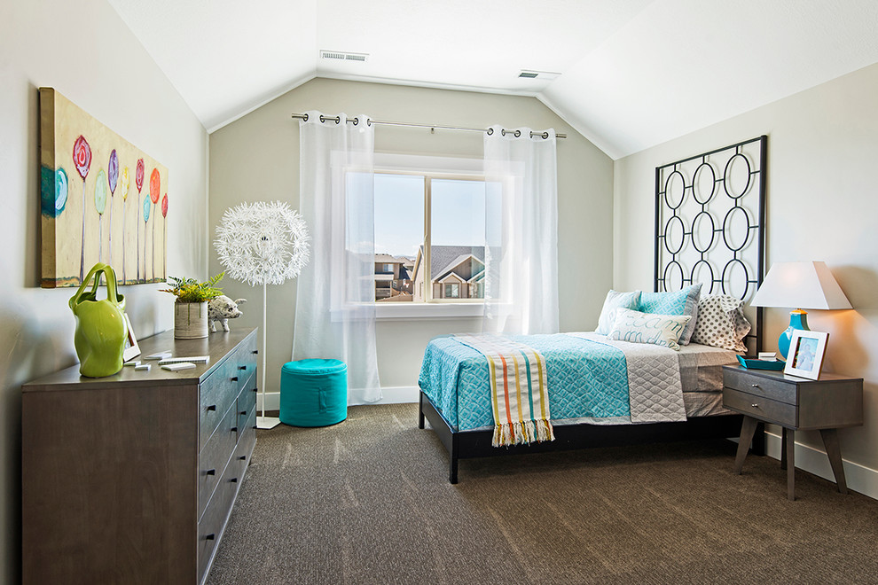 Klassisches Gästezimmer mit beiger Wandfarbe und Teppichboden in Salt Lake City