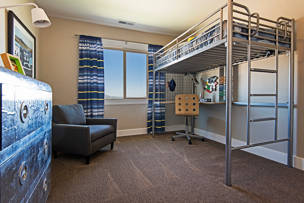 Пример оригинального дизайна: гостевая спальня (комната для гостей) в классическом стиле с бежевыми стенами и ковровым покрытием