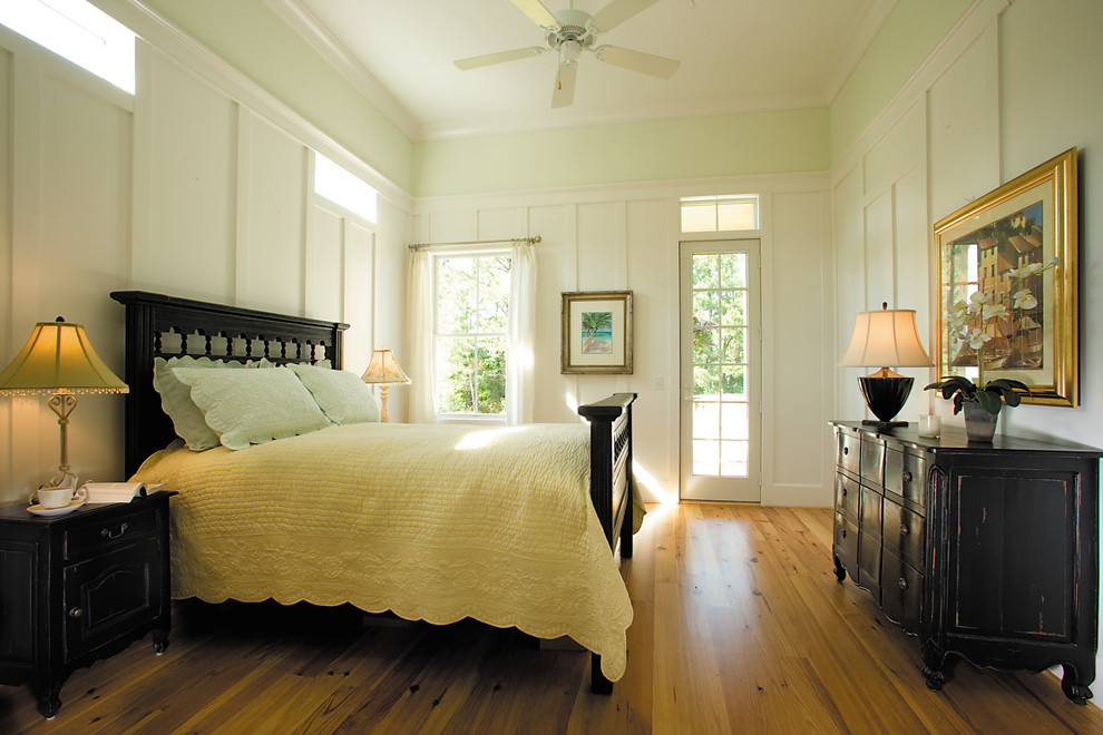 Idee per una camera da letto stile marino con pareti bianche, pavimento in legno massello medio e pavimento giallo