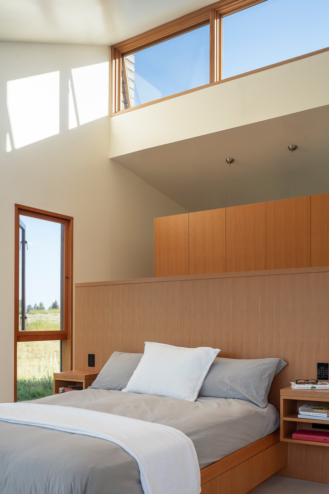 Стильный дизайн: хозяйская спальня среднего размера в современном стиле с белыми стенами, бетонным полом и серым полом без камина - последний тренд