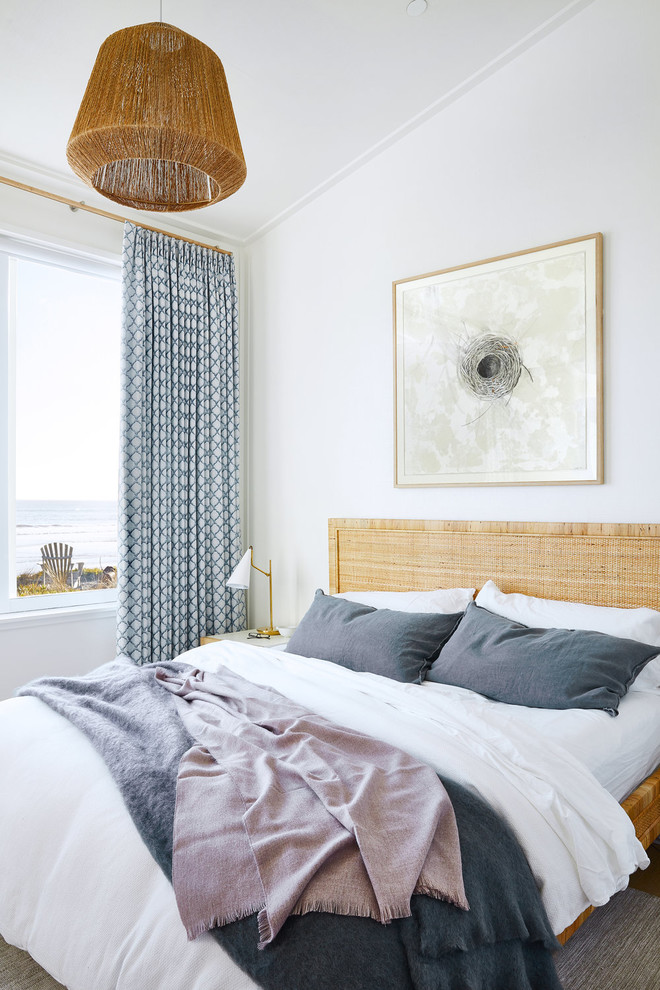 Idee per una camera da letto stile marinaro con pareti bianche