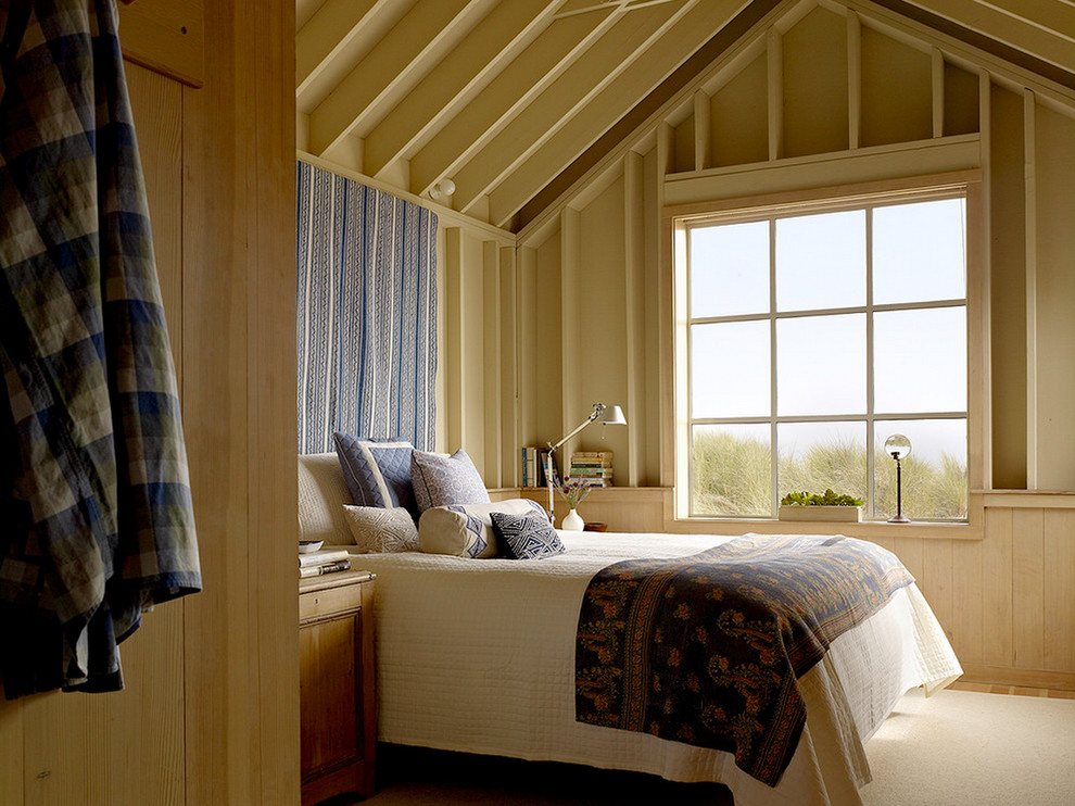 Ejemplo de dormitorio principal marinero pequeño sin chimenea con paredes beige y moqueta