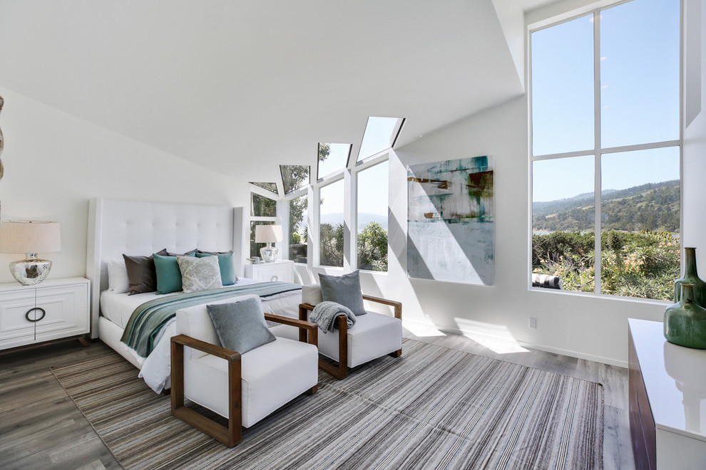 Свежая идея для дизайна: хозяйская спальня в морском стиле с белыми стенами без камина - отличное фото интерьера