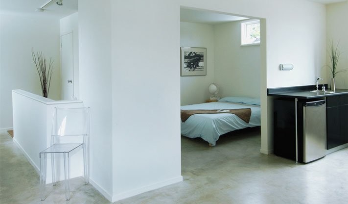 Inspiration för ett mellanstort funkis huvudsovrum, med vita väggar, betonggolv och grått golv