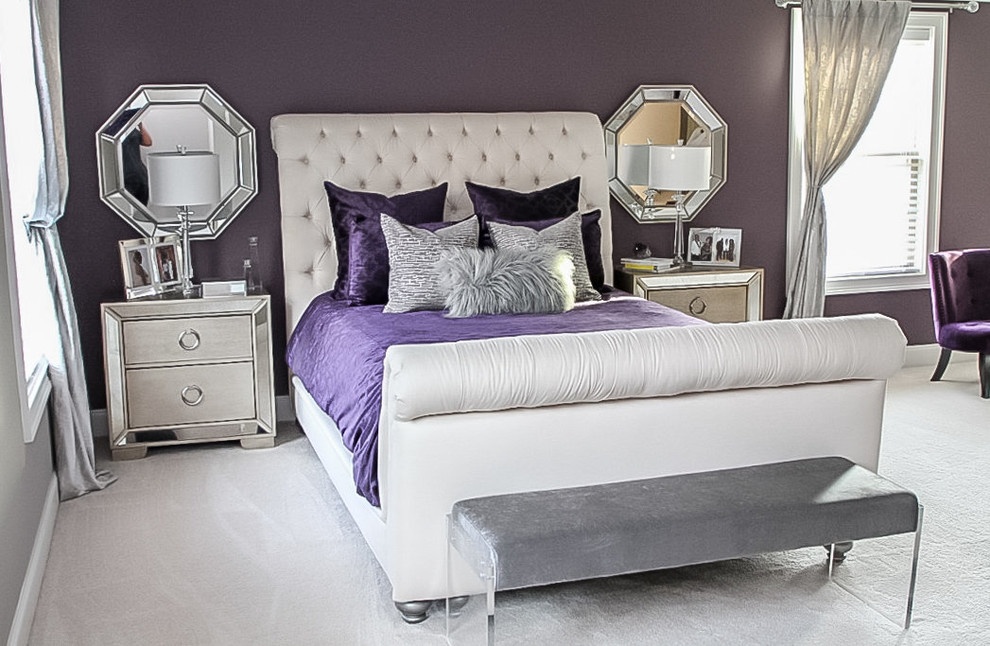 Свежая идея для дизайна: большая хозяйская спальня в стиле модернизм с фиолетовыми стенами, ковровым покрытием, подвесным камином и бежевым полом - отличное фото интерьера