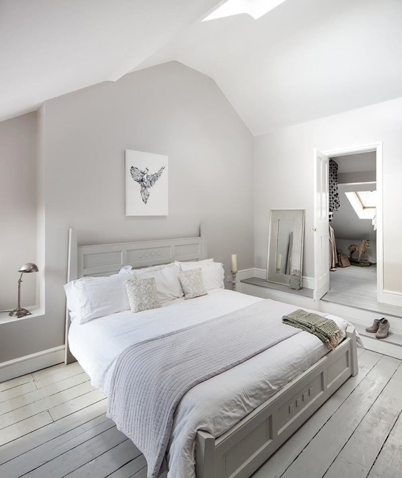 Ejemplo de dormitorio principal romántico de tamaño medio con suelo de madera pintada y suelo gris