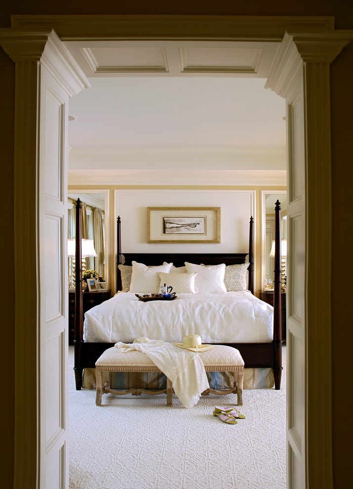 Cette image montre une chambre avec moquette traditionnelle avec un mur jaune.
