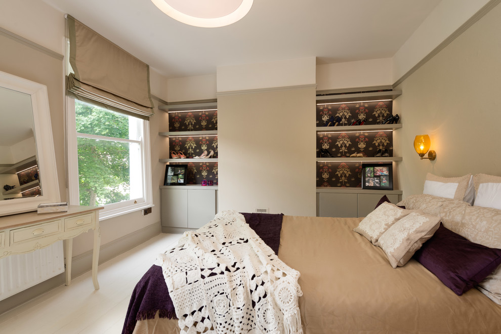 Diseño de dormitorio principal vintage de tamaño medio sin chimenea con paredes beige y suelo de madera pintada