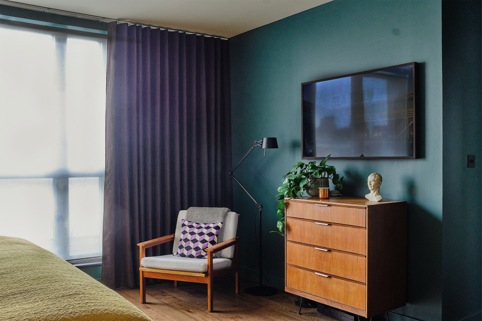 Ispirazione per una grande camera matrimoniale minimalista con pareti blu, parquet scuro e pavimento marrone