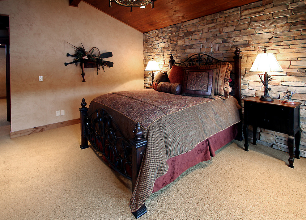 На фото: гостевая спальня среднего размера, (комната для гостей) в стиле рустика с бежевыми стенами и ковровым покрытием без камина