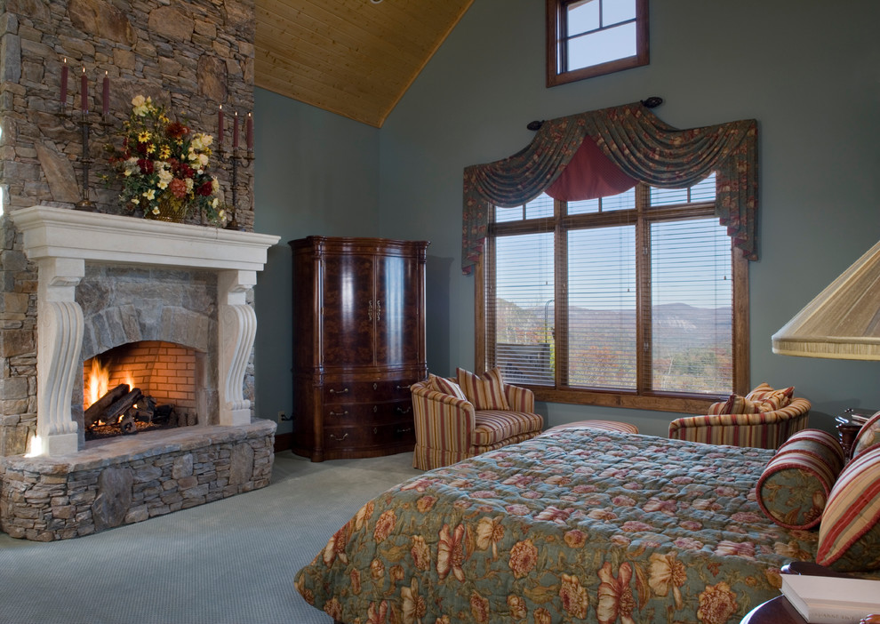Пример оригинального дизайна: большая гостевая спальня (комната для гостей) в стиле рустика с серыми стенами, ковровым покрытием, фасадом камина из камня и стандартным камином