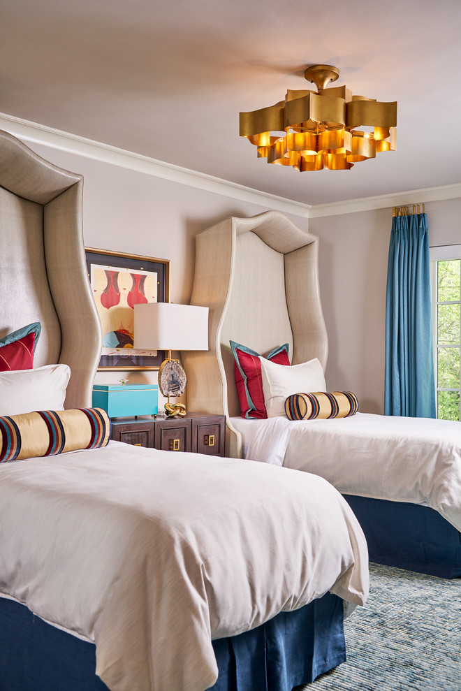 Стильный дизайн: гостевая спальня (комната для гостей) в стиле неоклассика (современная классика) с розовыми стенами, ковровым покрытием, разноцветным полом и синими шторами без камина - последний тренд