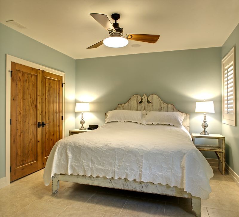 Пример оригинального дизайна: хозяйская спальня среднего размера в классическом стиле с синими стенами, полом из травертина и бежевым полом