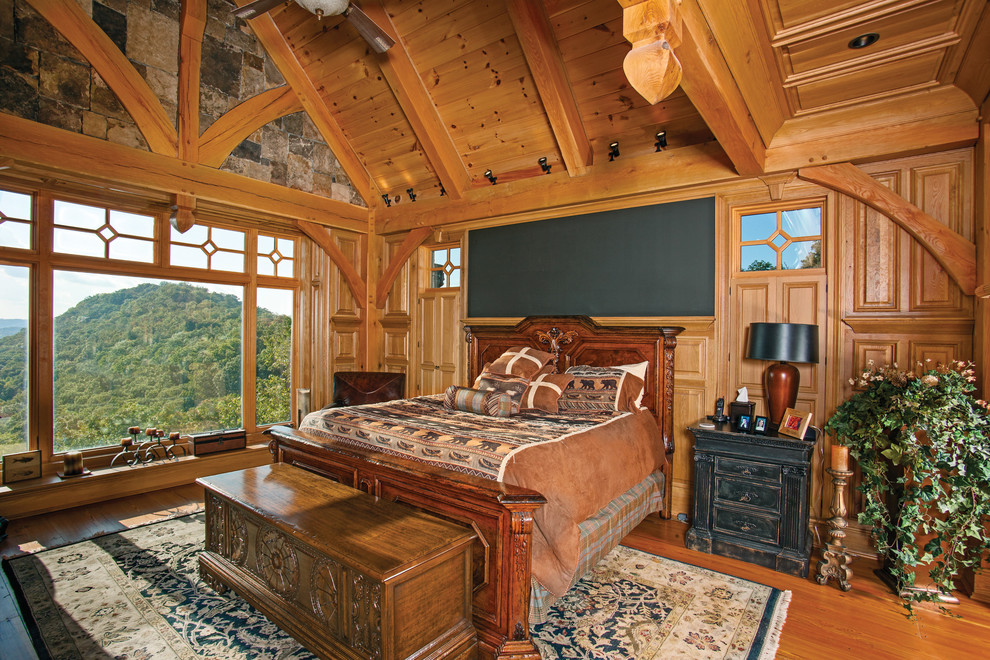 Diseño de dormitorio principal rural con suelo de madera clara