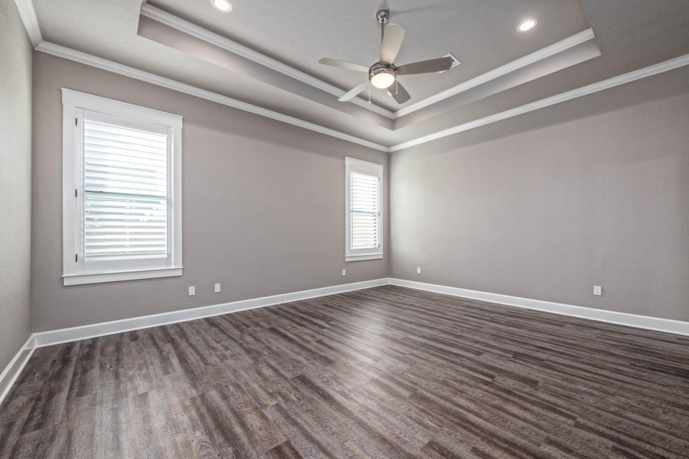Exemple d'une grande chambre parentale craftsman avec un mur gris, un sol en vinyl et un sol multicolore.