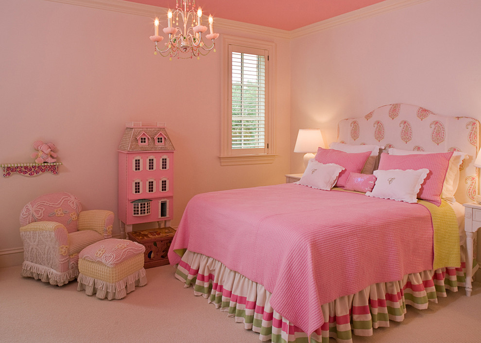 Foto på ett mellanstort vintage sovrum, med heltäckningsmatta och rosa golv