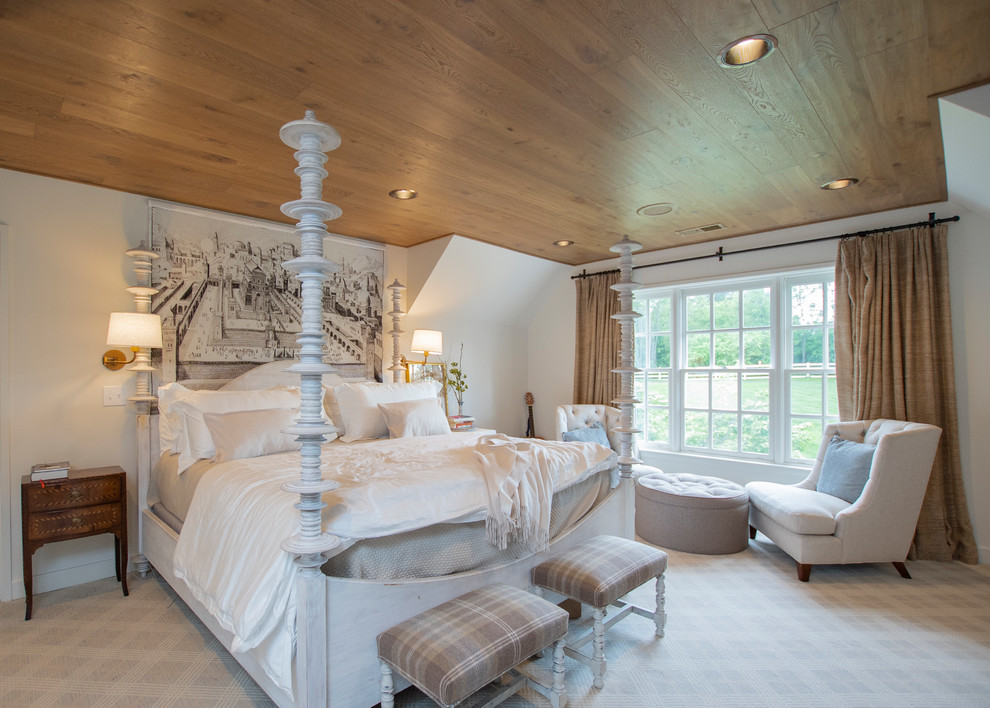 Стильный дизайн: хозяйская спальня среднего размера в стиле кантри с белыми стенами, ковровым покрытием и бежевым полом - последний тренд