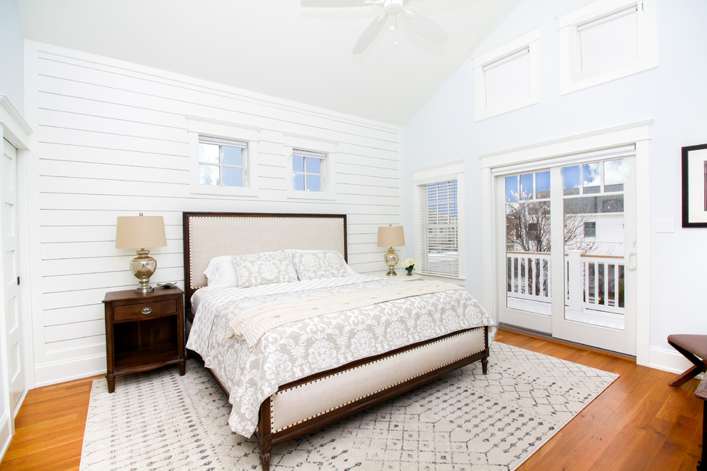 フィラデルフィアにあるビーチスタイルのおしゃれな客用寝室 (青い壁、無垢フローリング、茶色い床) のインテリア