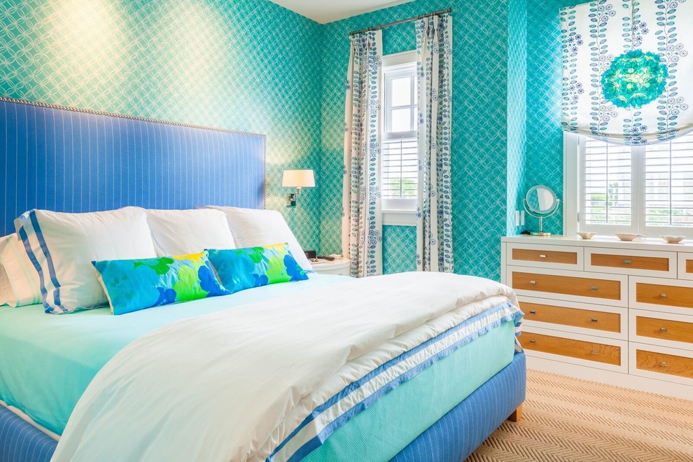 Идея дизайна: хозяйская спальня в морском стиле с зелеными стенами, ковровым покрытием и бежевым полом