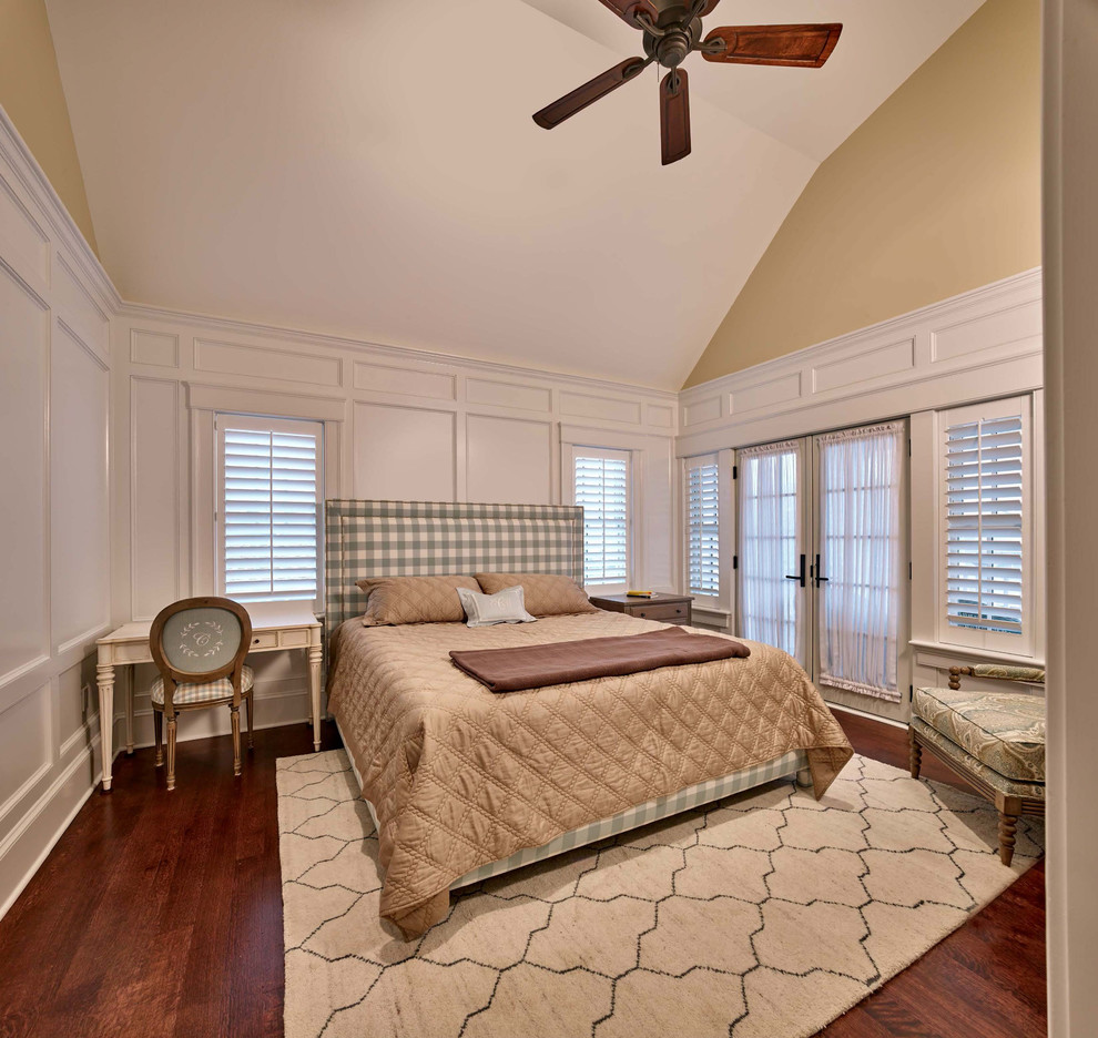 Immagine di una camera da letto stile marinaro di medie dimensioni con pareti beige, pavimento in legno massello medio, nessun camino e pavimento marrone