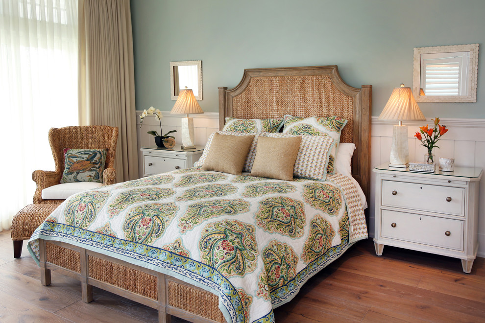 Пример оригинального дизайна: хозяйская спальня в морском стиле с разноцветными стенами, темным паркетным полом и коричневым полом