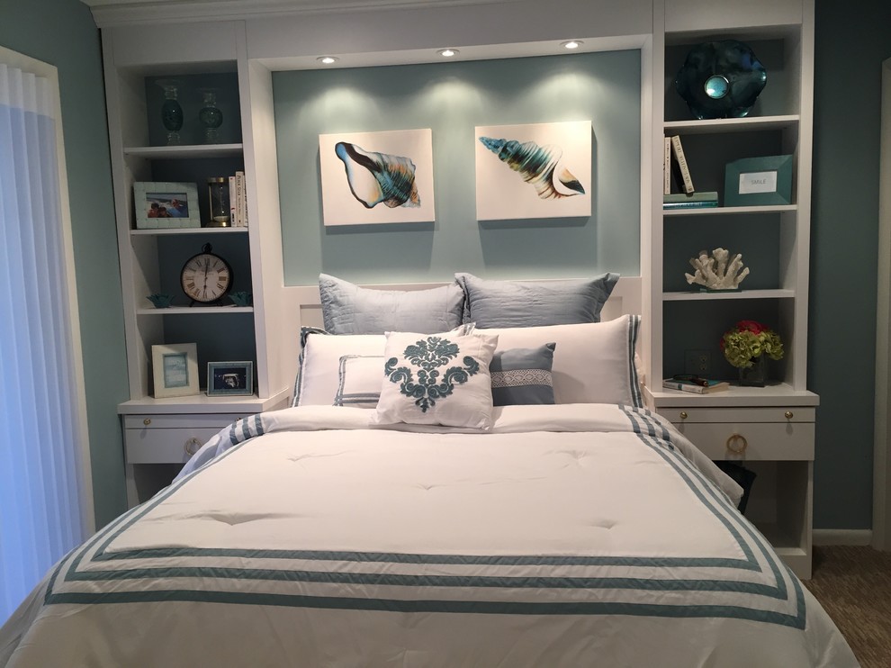 На фото: маленькая гостевая спальня (комната для гостей) в современном стиле с ковровым покрытием и синими стенами для на участке и в саду с