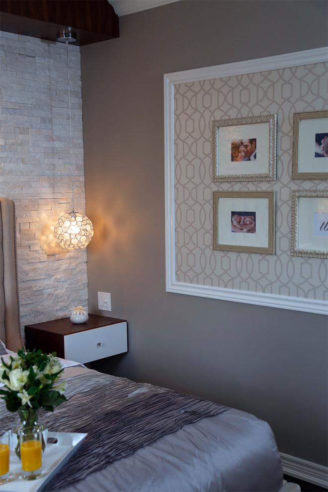 Kleines Modernes Hauptschlafzimmer ohne Kamin mit beiger Wandfarbe und dunklem Holzboden in Toronto