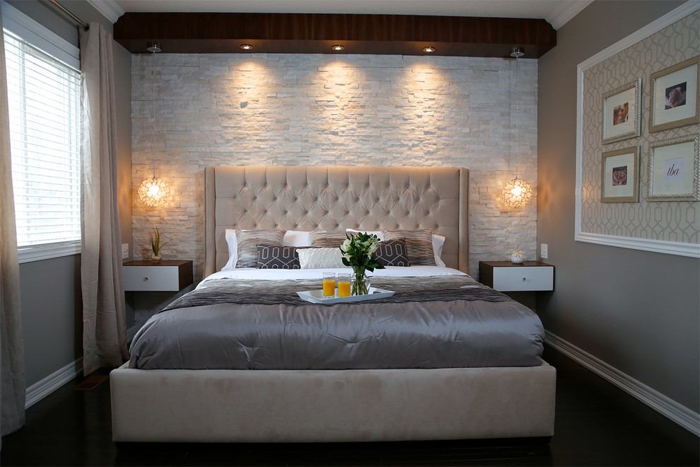 Ejemplo de dormitorio principal moderno pequeño sin chimenea con paredes beige y suelo de madera oscura