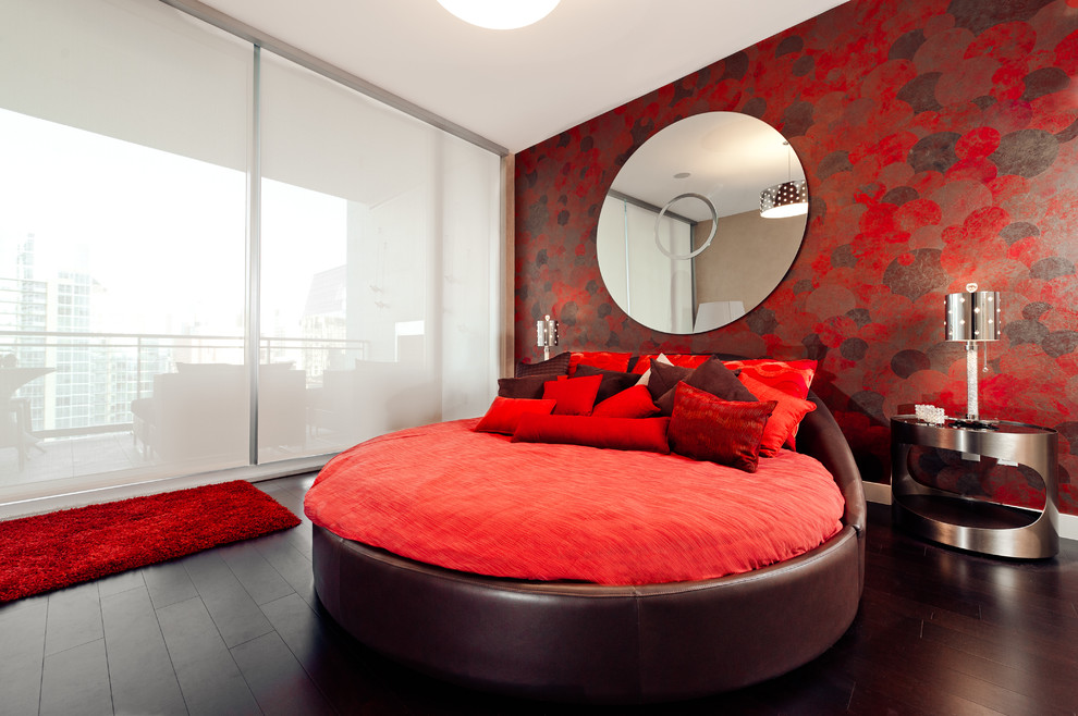 Modelo de dormitorio contemporáneo con paredes multicolor y suelo de madera oscura