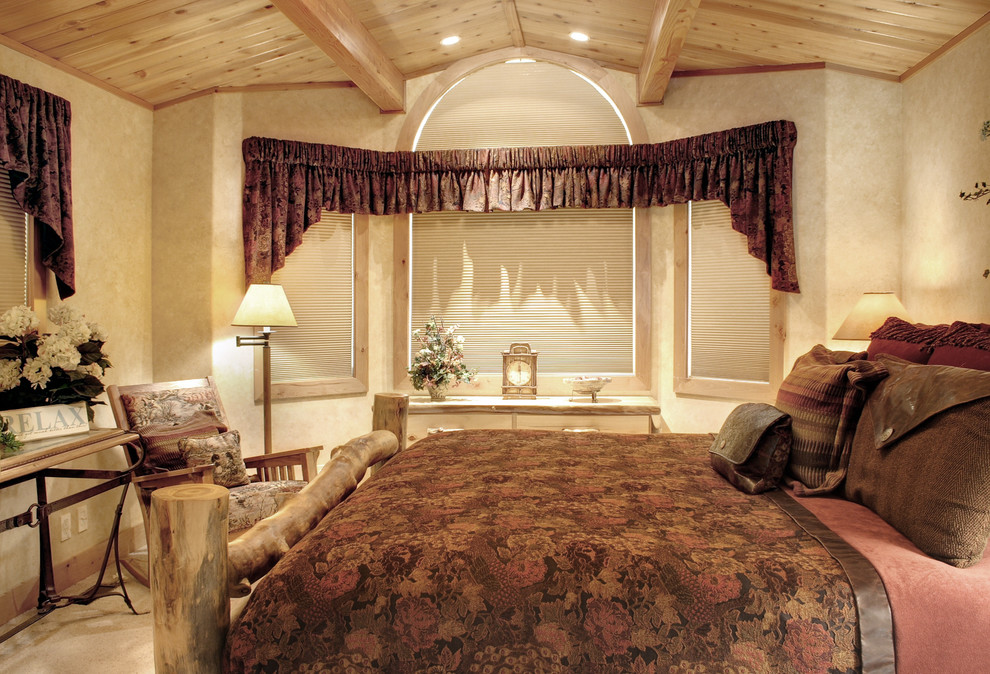 Modelo de habitación de invitados ecléctica de tamaño medio con paredes beige y moqueta