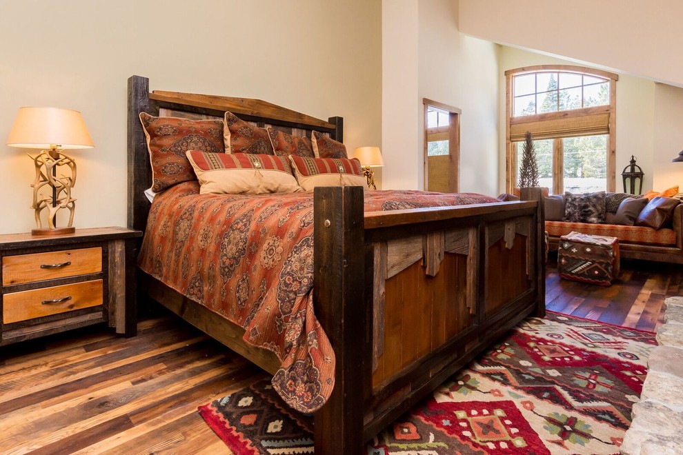 Großes Rustikales Hauptschlafzimmer ohne Kamin mit beiger Wandfarbe, braunem Holzboden und braunem Boden in Sonstige