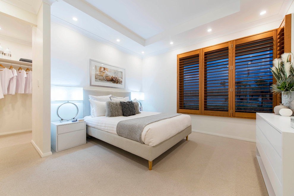 Großes Nordisches Hauptschlafzimmer ohne Kamin mit weißer Wandfarbe und Teppichboden in Canberra - Queanbeyan