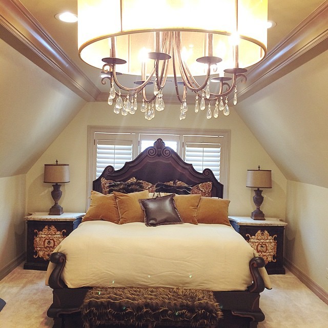 Modelo de habitación de invitados clásica sin chimenea con paredes beige, moqueta y suelo blanco