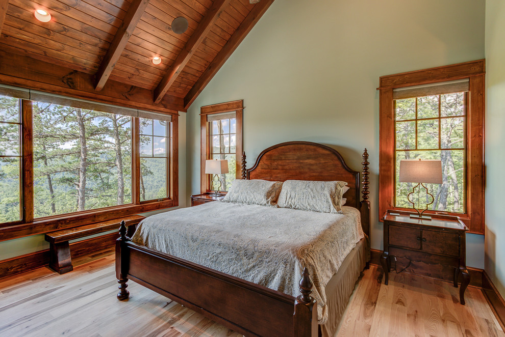 Ejemplo de dormitorio principal de estilo americano con suelo de madera clara