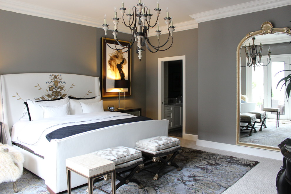 Diseño de dormitorio principal tradicional grande sin chimenea con paredes grises, moqueta y suelo beige