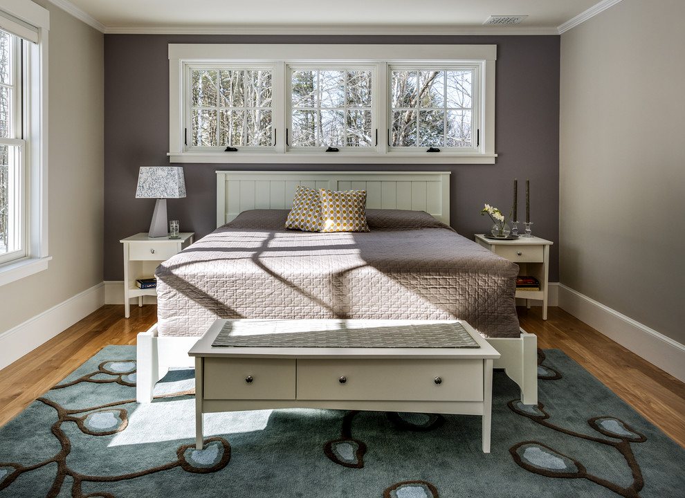 Стильный дизайн: большая хозяйская спальня в классическом стиле с фиолетовыми стенами и паркетным полом среднего тона - последний тренд