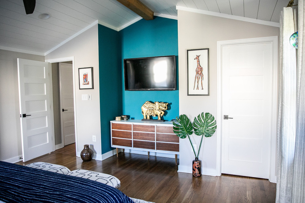 Diseño de dormitorio principal contemporáneo de tamaño medio con paredes multicolor, suelo de madera en tonos medios y suelo marrón