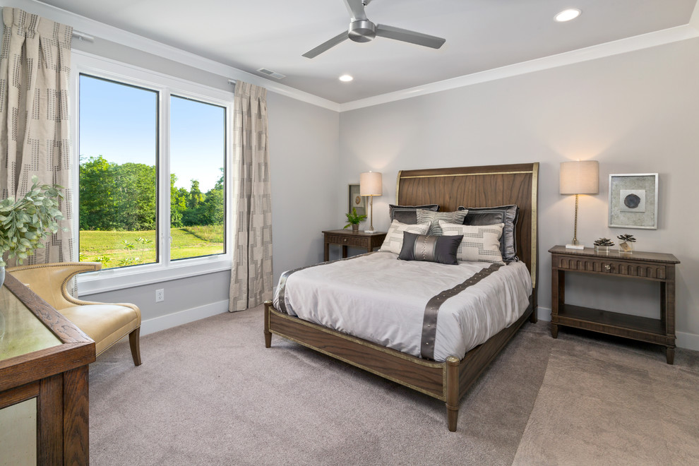 Стильный дизайн: спальня в стиле кантри с серыми стенами, ковровым покрытием и серым полом - последний тренд