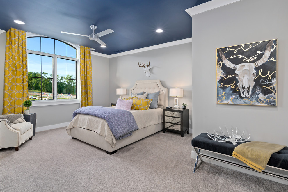 Foto de dormitorio de estilo de casa de campo con paredes grises, moqueta y suelo gris
