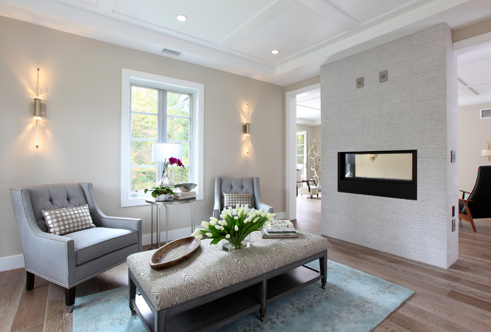 Geräumiges Modernes Hauptschlafzimmer mit beiger Wandfarbe, braunem Holzboden, Tunnelkamin und Kaminumrandung aus Stein in Sonstige
